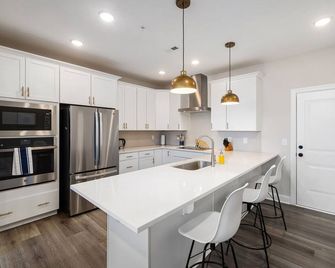 Tessa - Luxury 3 Br Retreat + Garage - Wake Forest - Küche