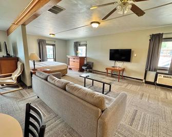 Suite 219 - Family Suite | 1 Bed, 1 Bath - Rapid City - Wohnzimmer