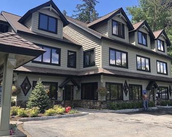 Lake View , Cozy One Bedroom! Walk To Beach And Town! - Bolton Landing - Building