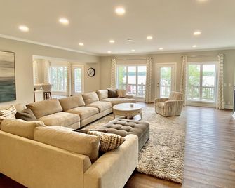 Massive Lakehouse - Infinity Pool, Hot Tubs, Dock, Firepit - Gainesville - Вітальня