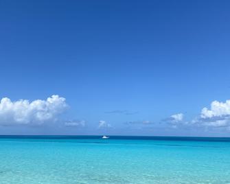 3 bedroom home with pool - Sandys - Beach