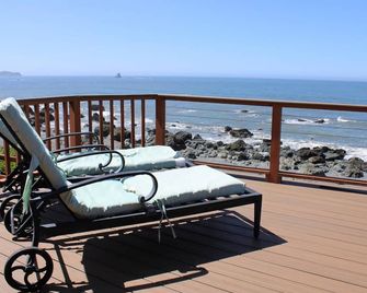 Ocean Front Cabin 15, Jacuzzi & Sensational Views - Smith River - Balcón