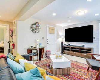 Pet-Friendly DC Area Condo with Yard! - Silver Spring - Living room