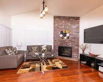 Welcome. Relax, Enjoy, 3 bedrooms/2 bathrooms Duplex, Close to Everything - Wilton - Living room
