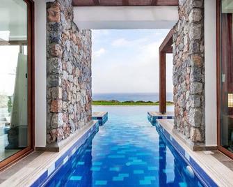 Luxurious Villa With Breathtaking Seaview - Akantu - Basen