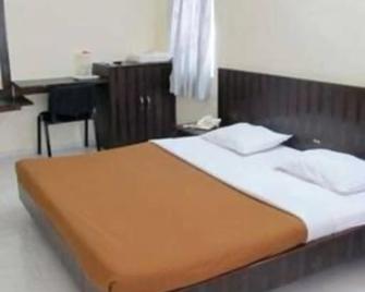 Hotel Brighton - Daman - Bedroom