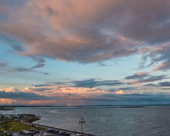 Sea Pointe 2 Bedroom Apartment with Stunning Views - Galway - Outdoor view