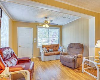 Cozy Home Near Bay Access in Panama City! - Panama City - Living room