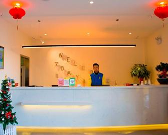 7 Days Hotel Xinyang Mall North Passenger Terminal - Lu’an - Front desk