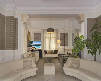 Hotel La Pace - ויארג'ו - סלון