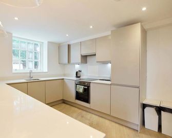 Central Tadworth Flat - Split- Level 2bdr - Tadworth - Kuchyň