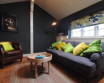 Two storey cottage in the heart of Lymington. - Lymington - Living room