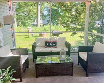 Macatawa- Mackinaw City Cottage, walking distance to town - Mackinaw City - Patio