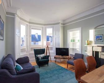 Stylish flat in the heart of the West End - Scone - Living room