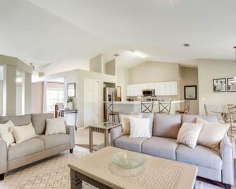Family-Friendly Port St Lucie Home with Patio! - Port St. Lucie - Living room