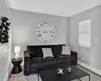 Rustic Retreats Spacious 1BR For 4 guests In The Heart of Fort Lauderdale - Fort Lauderdale - Living room