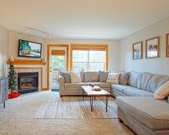Camp Four 23: Pet Friendly, Slope Side, Gas Fireplace - Snowshoe - Huiskamer