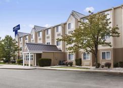 Microtel Inn & Suites by Wyndham Louisville East - Λούισβιλ - Κτίριο