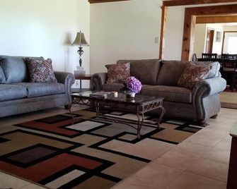 Comfortable Farmhouse for up to 8 Guests - Lemitar - Wohnzimmer