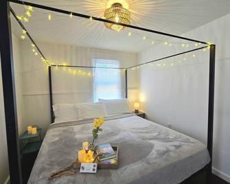 Entire LARGE property, house w WiFi, pool, mini golf, hot tub, and new RV! - Ferndale - Quarto