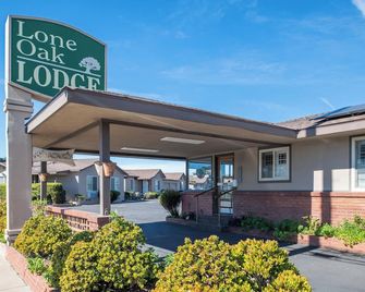 Lone Oak Lodge - Monterey - Building