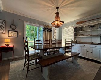 Historic District 1st Flr Primary Suite, Outdoor Living, Great Location & Views! - Cape Charles - Eetruimte