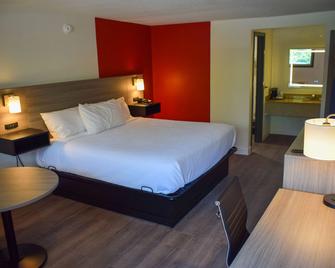 Ramada by Wyndham Cleveland Airport West - Fairview Park - Bedroom