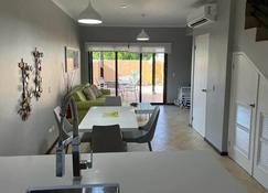 Special house in gold coast with private jacuzzi - Noord - Dining room