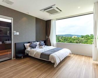 Luxury Hillside Villa with Sea Views - Onna - Habitación