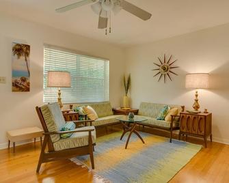 Mid Century Modern Cottage in The Heart of Winter Park - Winter Park - Living room
