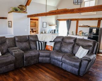 Barn on Pleasant-walk to Highland beach & town - Bridgton - Living room