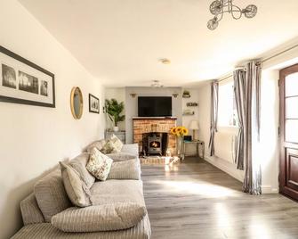 Chalk Cottage - Thetford - Living room