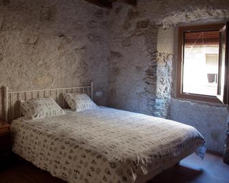 Ca La Remei i Can Benet - La Vall d'en Bas - Habitación