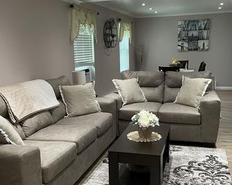 Luxurious, Private, Contemporary 1br Apartment In Ithaca Ny! - Ithaca - Living room