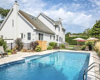 Mattituck Beach Gem. Spacious & Gorgeously Renovated Beach House Steps to Bay. - Mattituck - בריכה