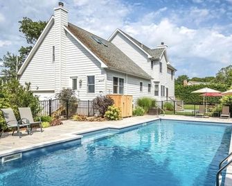 Mattituck Beach Gem. Spacious & Gorgeously Renovated Beach House Steps to Bay. - Mattituck - בריכה