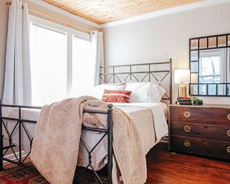 Beautiful 2BR, 2B Bungalow in Desirable Neighborhood! Perfect for Traveling Prof - Springfield - Bedroom