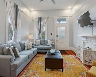 Algiers Point Historic 2BD Beauty Steps to Ferry - New Orleans - Living room