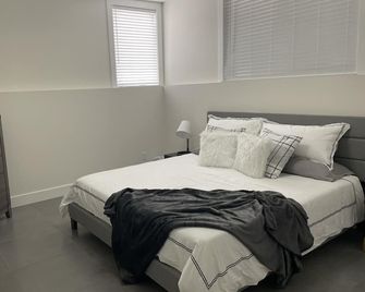 Modern spacious 2 bedroom apartment, close to all amenities - Sudbury - Bedroom