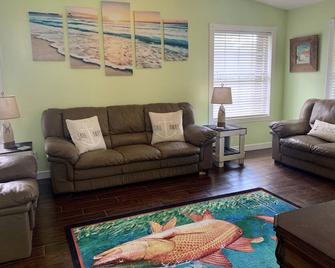 Coastal Simplicity- Located in Eastpoint just minutes to SGI & Apalachicola - Eastpoint - Living room