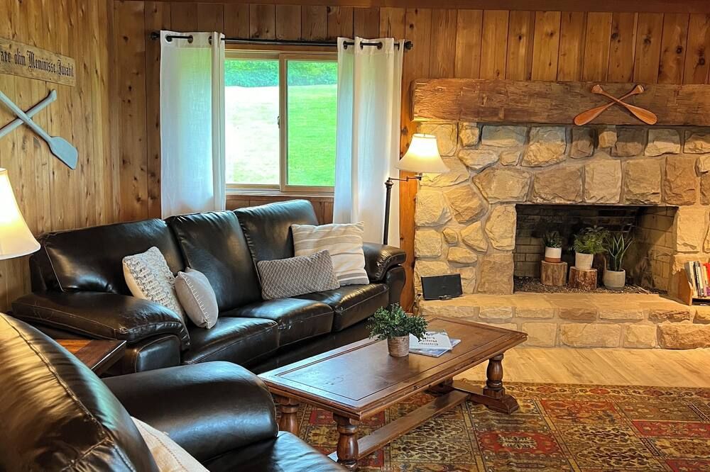Lakeside Lodge