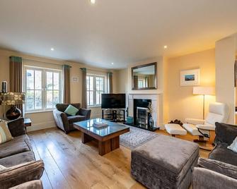 Spacious home to sleep 8 just a short stroll from Kenmare - Kenmare - Salon