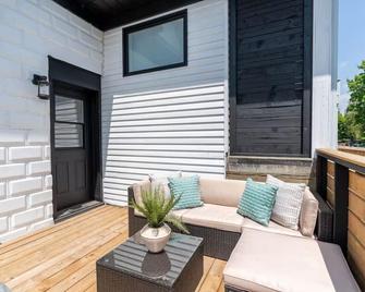 Grand Bend 5br Retreat | Hot Tub, Fire Pit & Bbq - Grand Bend - Patio