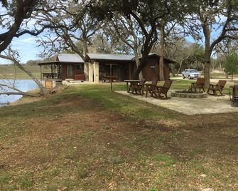 Private cabin on 10 acre lake, 4.5 miles from Boerne - Boerne - Innenhof