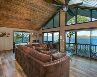Spectacular 180° Beaver Lakefront Views! Steps to Shoreline+Pool Table+Fire Pit - Garfield - Sala de estar
