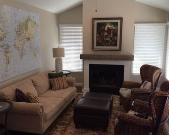 Renovated Historic Home - Walking Distance To All Downtown Activities! - Saugatuck - Living room