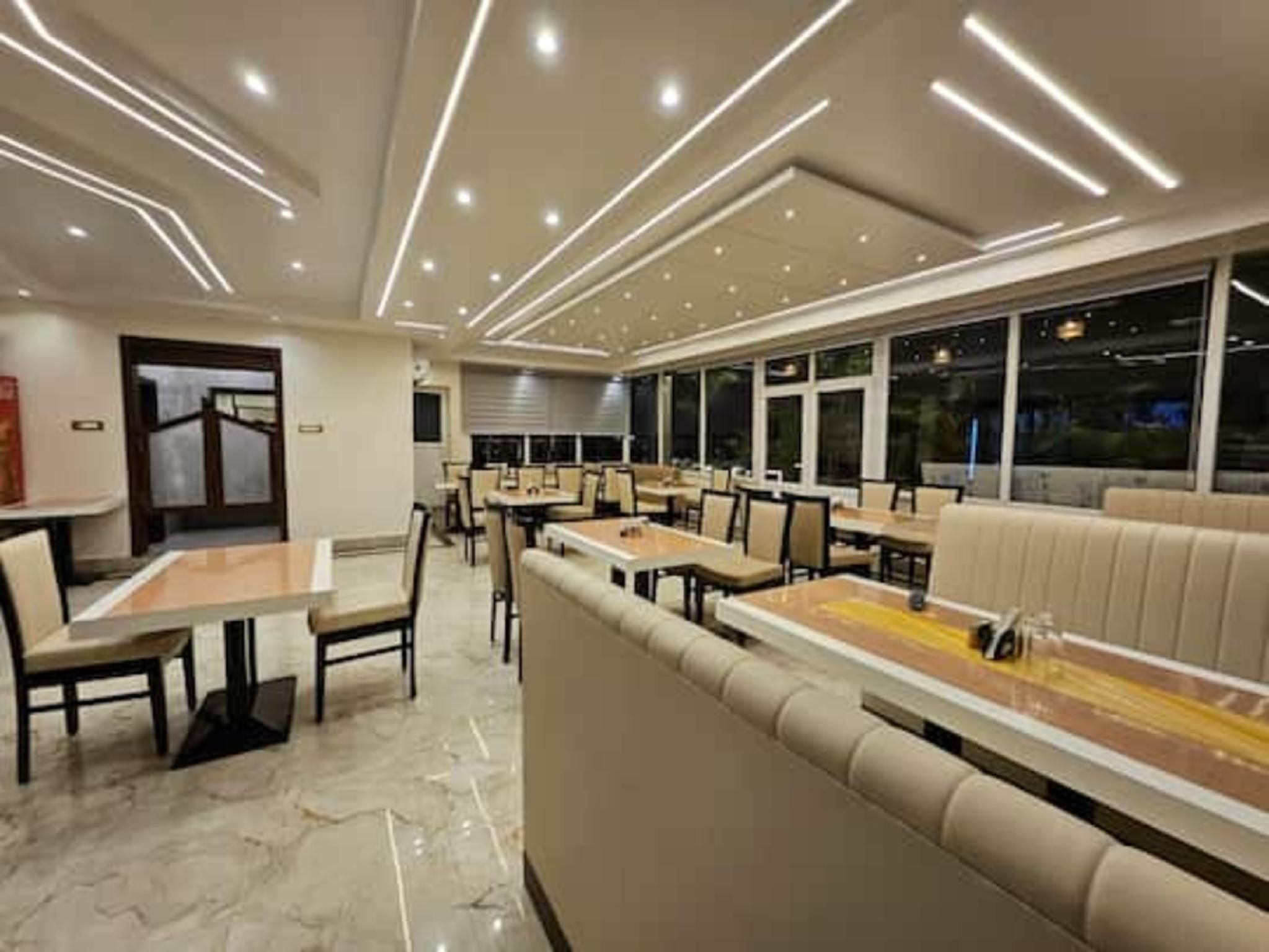 Hotel Maa Laxmi Palace - דאוגהאר סאדאר - מסעדה