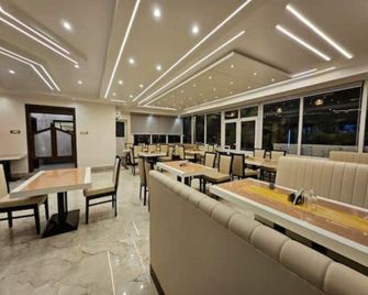 Hotel Maa Laxmi Palace - דאוגהאר סאדאר - מסעדה