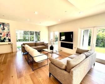 Gorgeous New 'Cosmopolitan Arts House' in Prime Silverlake with Pool and Views! - Los Angeles - Wohnzimmer