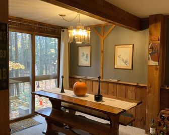 Cozy creekside cabin near Big Powderhorn's Lift #1 & Recreational Trail #2!! - Bessemer - Salle à manger